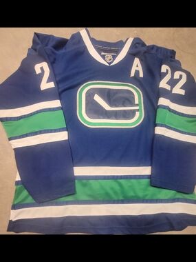 NHL CCM/Rbk Blue Hockey Jersey Collar Detail Daniel Sedin Vancouver Canucks